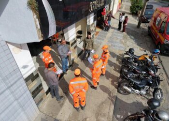 Bombeiros orientam motociclistas e entregadores sobre segurança no trânsito em Poços