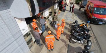 Bombeiros orientam motociclistas e entregadores sobre segurança no trânsito em Poços