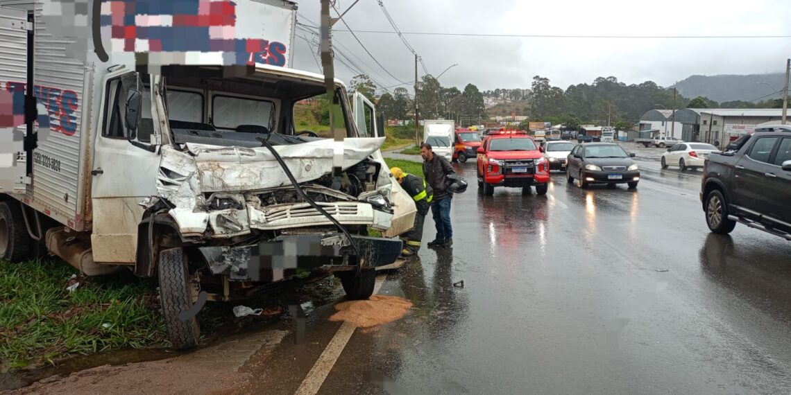 Motorista fica preso às ferragens após colisão entre caminhões em Poços de Caldas