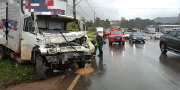 Motorista fica preso às ferragens após colisão entre caminhões em Poços de Caldas