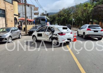 Acidente envolvendo caminhão carregado com tijolos e dois carros é registrado na Rua Junqueiras, Centro de Poços