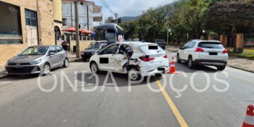 Acidente envolvendo caminhão carregado com tijolos e dois carros é registrado na Rua Junqueiras, Centro de Poços