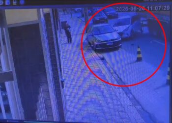 Vídeo mostra momento de acidente na Rua Junqueiras, Centro de Poços
