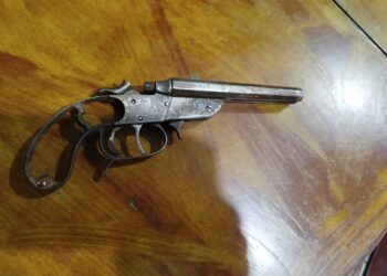 Homem é preso por porte ilegal de arma em bar de Poços