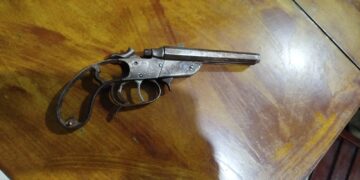 Homem é preso por porte ilegal de arma em bar de Poços