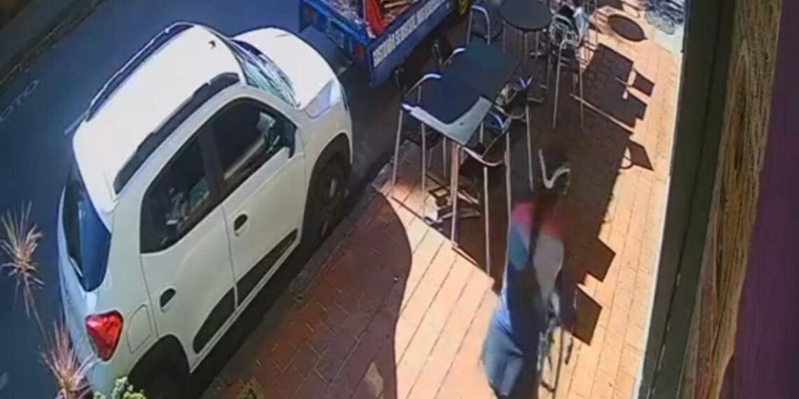 Ciclista atropela funcionária de cafeteria no Centro de Poços de Caldas