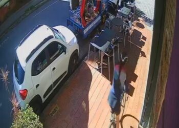 Ciclista atropela funcionária de cafeteria no Centro de Poços de Caldas