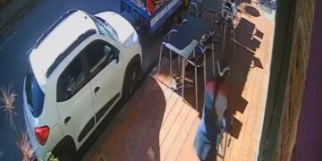 Ciclista atropela funcionária de cafeteria no Centro de Poços de Caldas