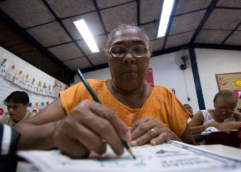 Cadastro é aberto para jovens e adultos que desejam retomar os estudos
