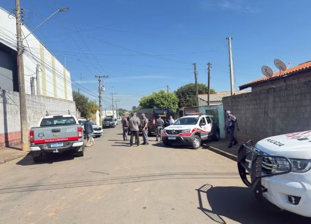 Sobrinho mata tio a tiros após ameaça com enxadão no interior de SP