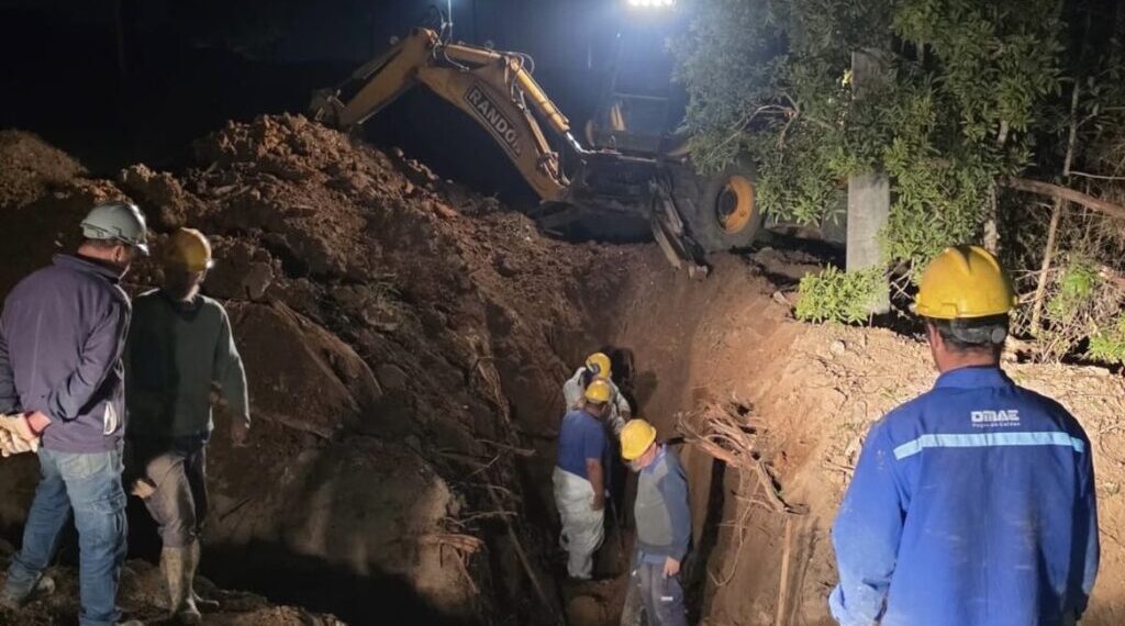 Pela segunda vez, obra da EPR rompe tubulação do DMAE em Poços e afeta abastecimento de água de bairros