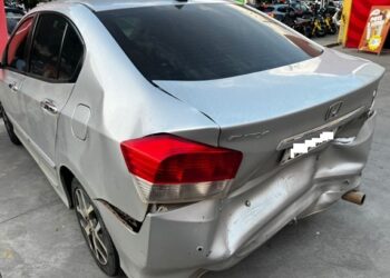 Carro é atingido na traseira após condutora tentar desviar de buraco em Poços