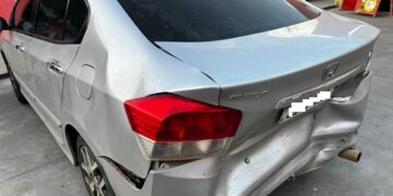Carro é atingido na traseira após condutora tentar desviar de buraco em Poços