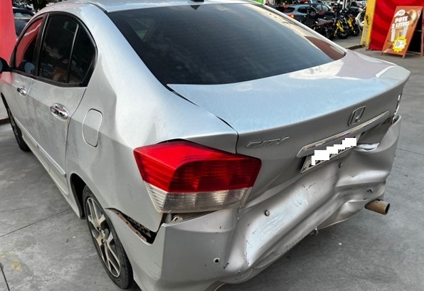 Carro é atingido na traseira após condutora tentar desviar de buraco em Poços