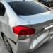 Carro é atingido na traseira após condutora tentar desviar de buraco em Poços