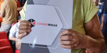 Governo de Minas e Cohab entregam escrituras em Poços e outras cidades