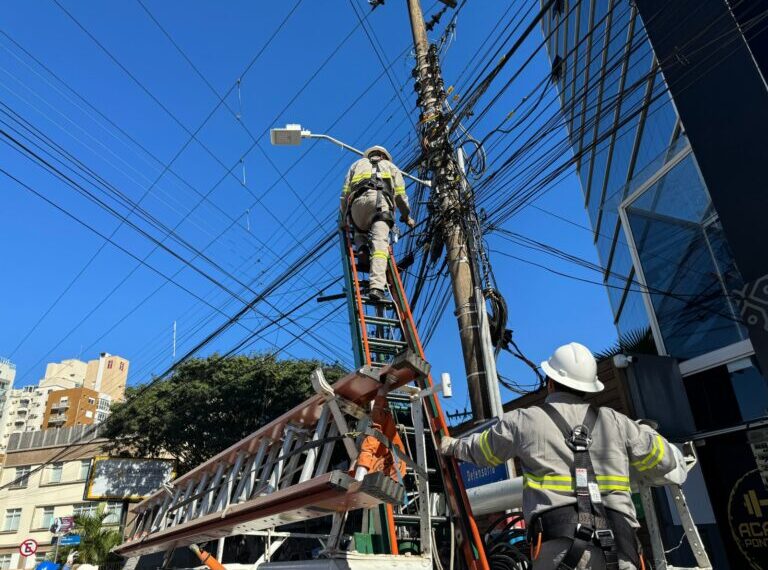 Prefeitura já retirou 11 toneladas de fios obsoletos dos postes de Poços de Caldas