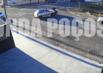 VÍDEO: Imagens mostram momento do acidente entre carro e moto na manhã desta segunda-feira (22) em Poços de Caldas