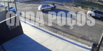 VÍDEO: Imagens mostram momento do acidente entre carro e moto na manhã desta segunda-feira (22) em Poços de Caldas