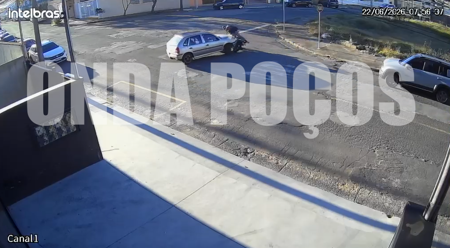 VÍDEO: Imagens mostram momento do acidente entre carro e moto na manhã desta segunda-feira (22) em Poços de Caldas