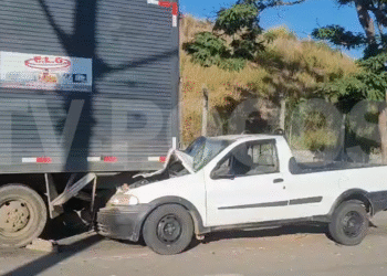 Motorista fica ferido após bater na traseira de caminhão em Poços de Caldas; neblina pode ter contribuído para acidente