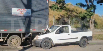 Motorista fica ferido após bater na traseira de caminhão em Poços de Caldas; neblina pode ter contribuído para acidente