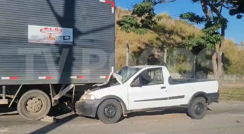 Motorista fica ferido após bater na traseira de caminhão em Poços de Caldas; neblina pode ter contribuído para acidente