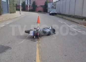 Motociclista de 26 anos fica gravemente ferido em acidente com carro em Poços de Caldas
