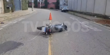 Motociclista de 26 anos fica gravemente ferido em acidente com carro em Poços de Caldas