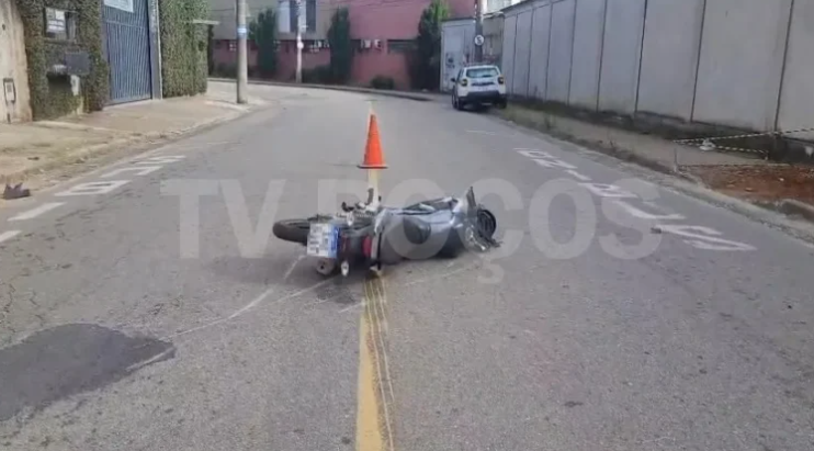 Motociclista de 26 anos fica gravemente ferido em acidente com carro em Poços de Caldas