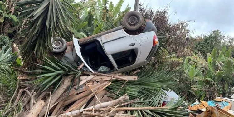 Capotamento deixa mulher e três crianças feridas no Sul de Minas