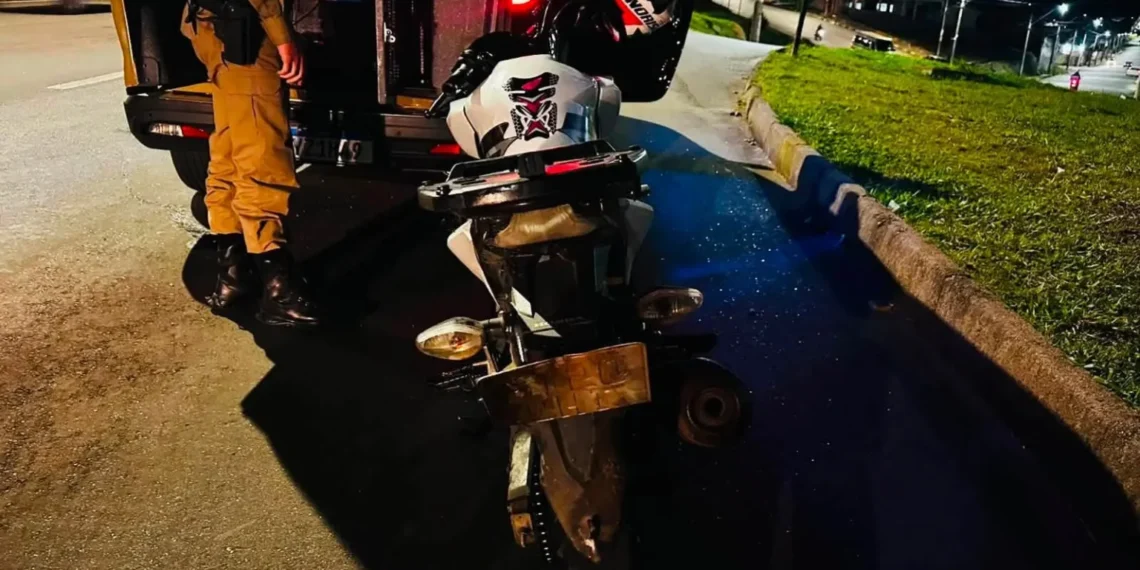 Motociclista sem CNH foge da polícia, é perseguido e preso por embriaguez em Poços de Caldas