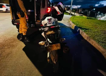 Motociclista sem CNH foge da polícia, é perseguido e preso por embriaguez em Poços de Caldas