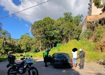 Operação conjunta retira veículos irregulares de circulação em Poços