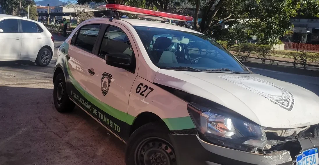 Viatura dos Agentes de Trânsito e mais três veículos se envolvem em engavetamento na Avenida João Pinheiro, em Poços de Caldas