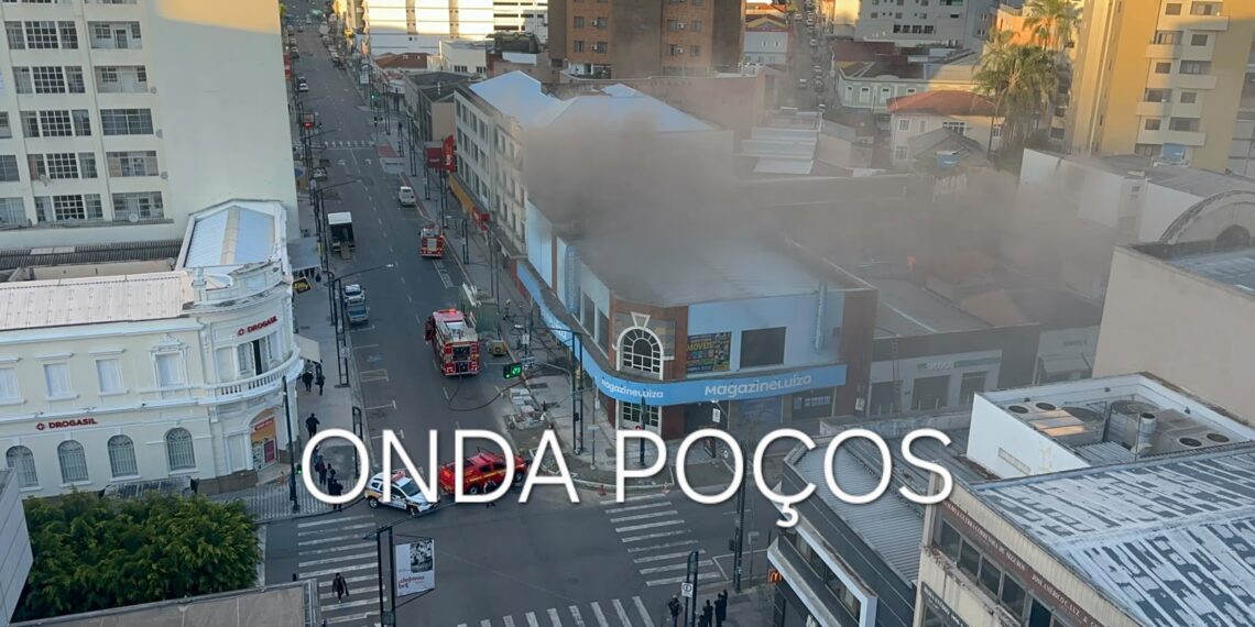 Loja da rede Magazine Luiza pega fogo no centro de Poços