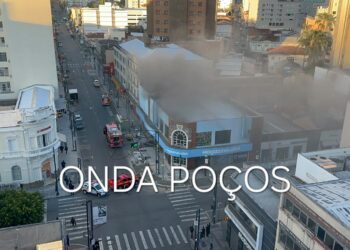 Loja da rede Magazine Luiza pega fogo no centro de Poços