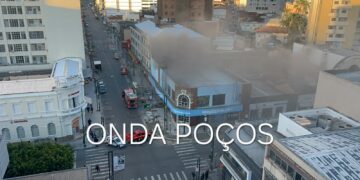 Loja da rede Magazine Luiza pega fogo no centro de Poços