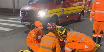 Homem fica ferido em colisão entre carro e moto na região