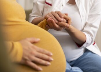 Doulas e fotógrafos podem se cadastrar para atuar na maternidade da Santa Casa de Poços
