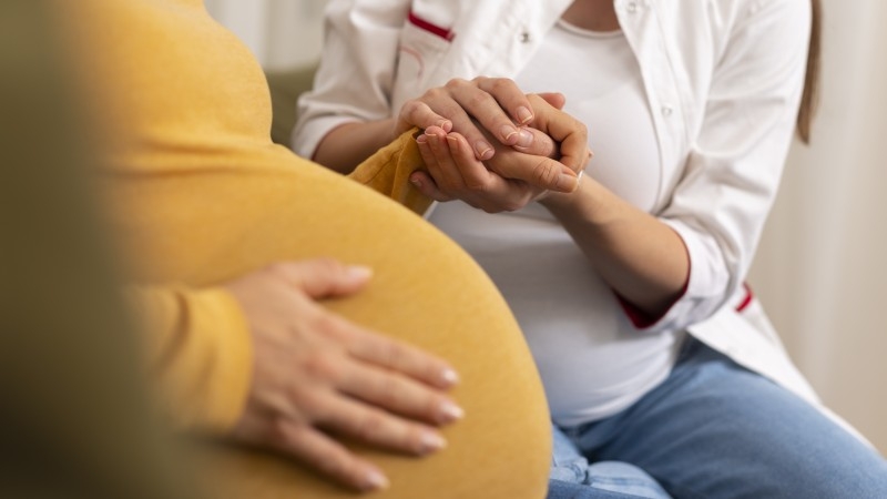Doulas e fotógrafos podem se cadastrar para atuar na maternidade da Santa Casa de Poços