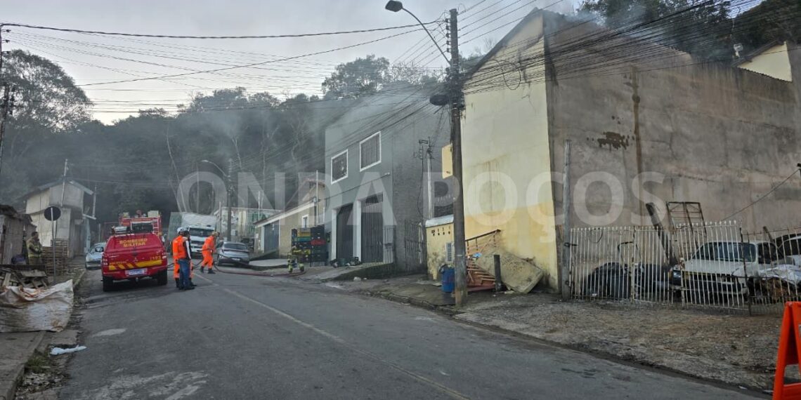 Defesa Civil interdita quatro residências após incêndio em imóvel em Poços de Caldas
