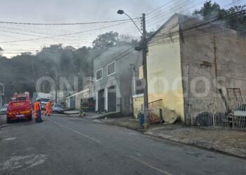 Defesa Civil interdita quatro residências após incêndio em imóvel em Poços de Caldas