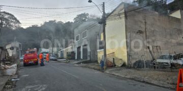 Defesa Civil interdita quatro residências após incêndio em imóvel em Poços de Caldas