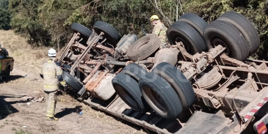 Tombamento de carreta deixa dois feridos na BR-459