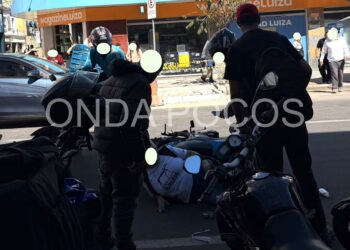 Mulher é atropelada por moto no centro de Poços de Caldas