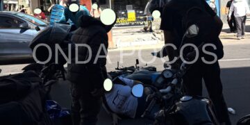 Mulher é atropelada por moto no centro de Poços de Caldas