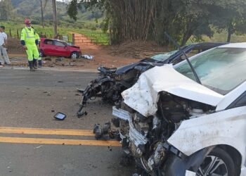 Colisão frontal deixa um morto e dois feridos em rodovia na região