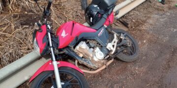 Motociclista morre após bater contra guard-rail