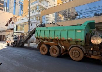 Empresa é obrigada a corrigir serviço de asfalto em avenida de Poços de Caldas